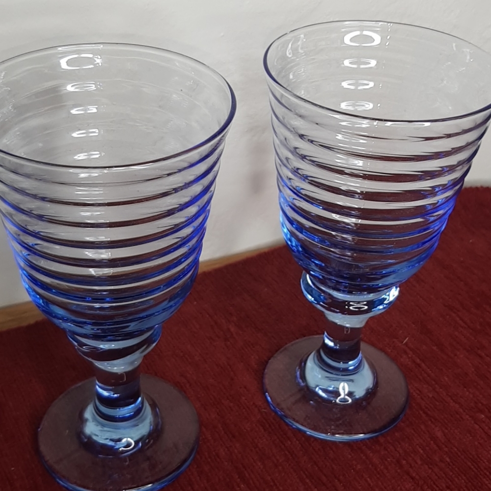 Vintage wine glasses × 2
